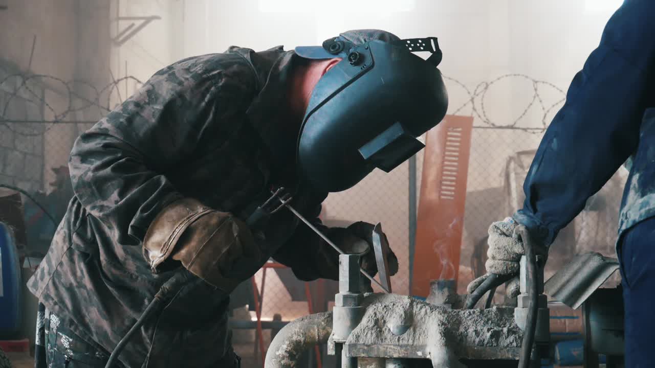 Lavoratore industriale che salda metalli