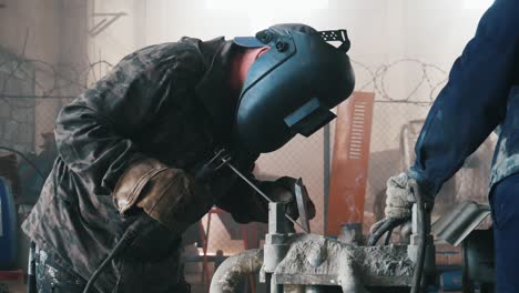 trabajador industrial de soldadura de metales
