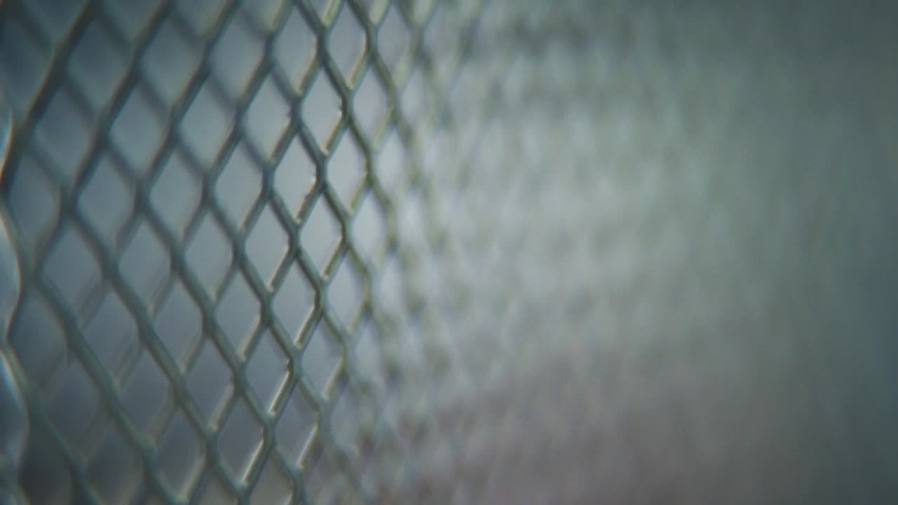 una toma macro hiper de una cuadrícula metálica, patrón de acero, textura industrial de hierro, material de aluminio, movimiento súper lento, full hd 120 fps, movimiento de inclinación hacia arriba