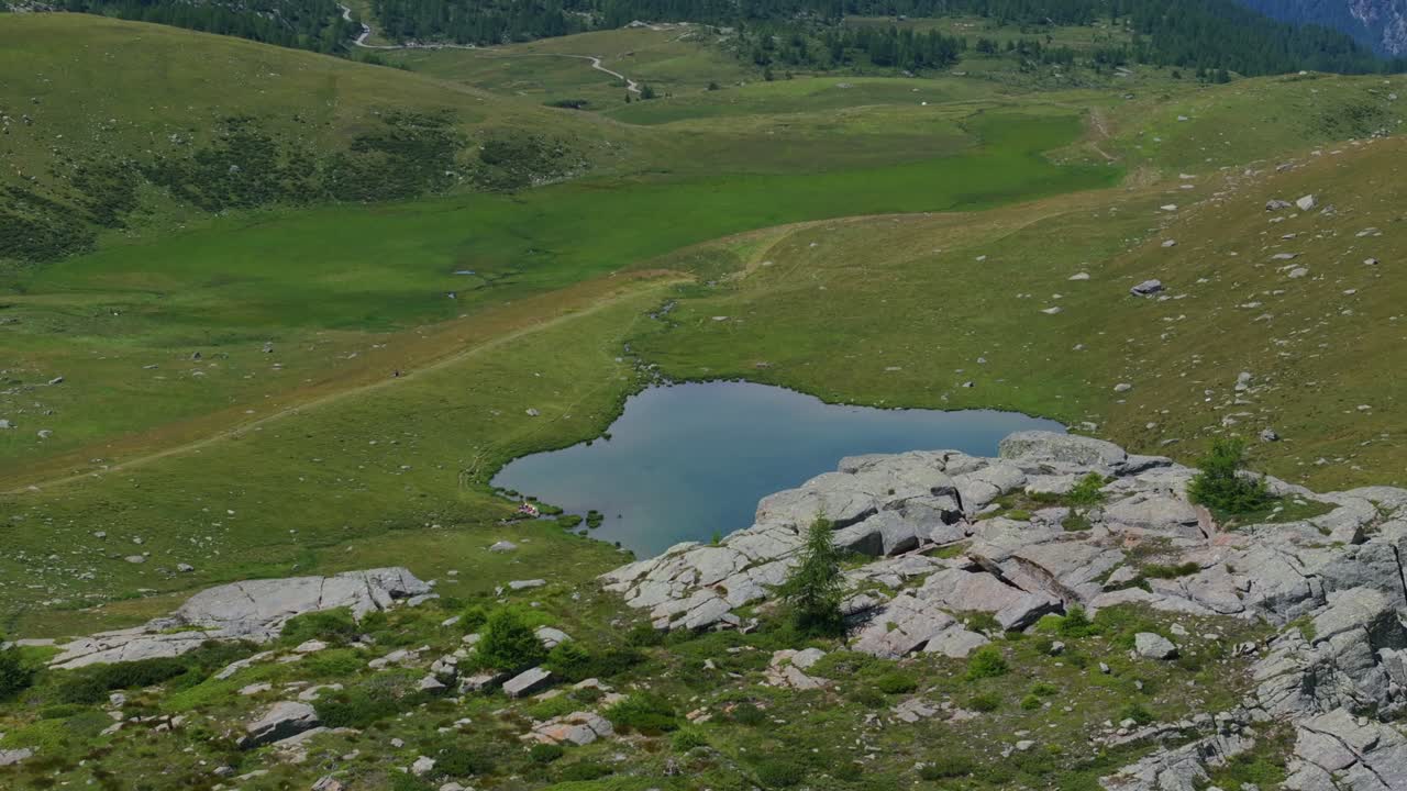 estanque y prado verde de las montañas de valmalenco en el norte de italia