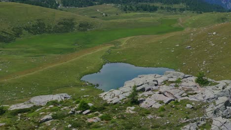 estanque y prado verde de las montañas de valmalenco en el norte de italia