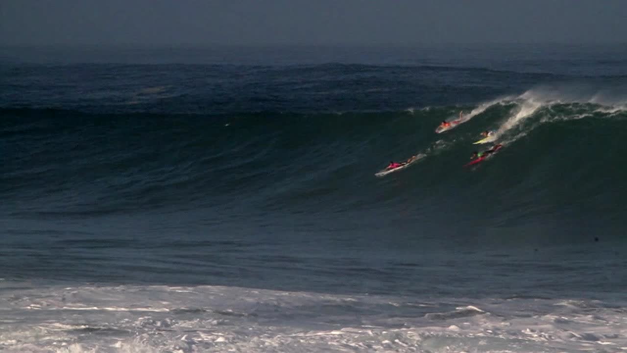 여러 서퍼가 하와이에서 매우 큰 파도를 타다 1
