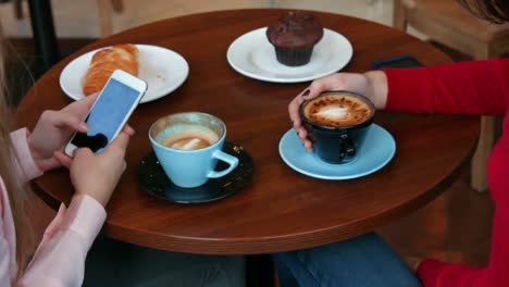 amigos disfrutando de café en una cafetería bonita