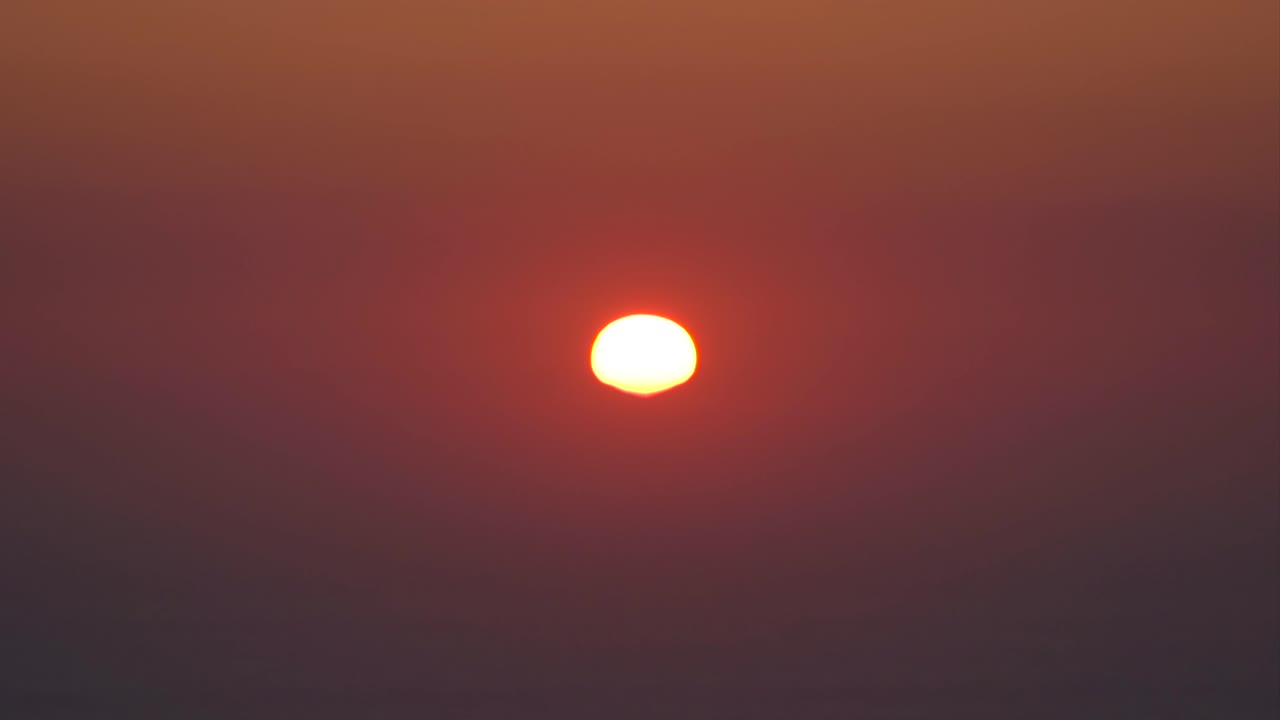 increíble puesta de sol roja sobre el océano