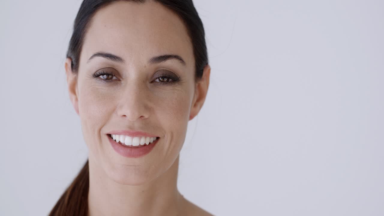 una joven hermosa y segura.