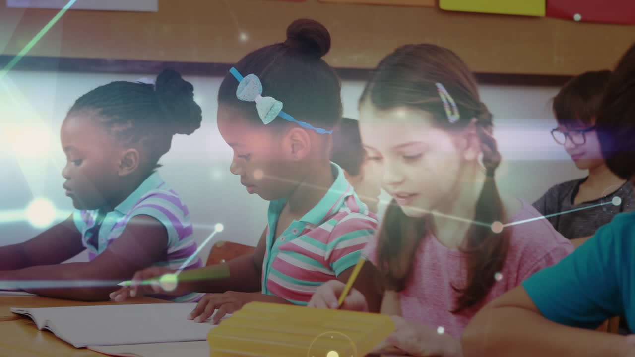 animación de una red brillante de conexiones que se mueven sobre los escolares que escriben en clase