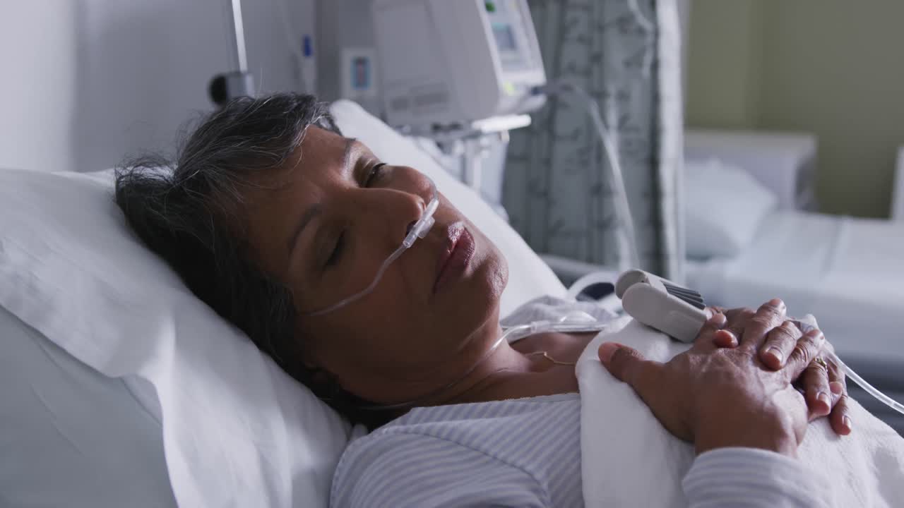 mujer descansando en una cama de hospital 4k