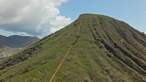 Luftaufnahme-Der-Koko-Kopftreppe-An-Einem-Sonnigen-Tag,-Der-Nach-Vorne-Fährt