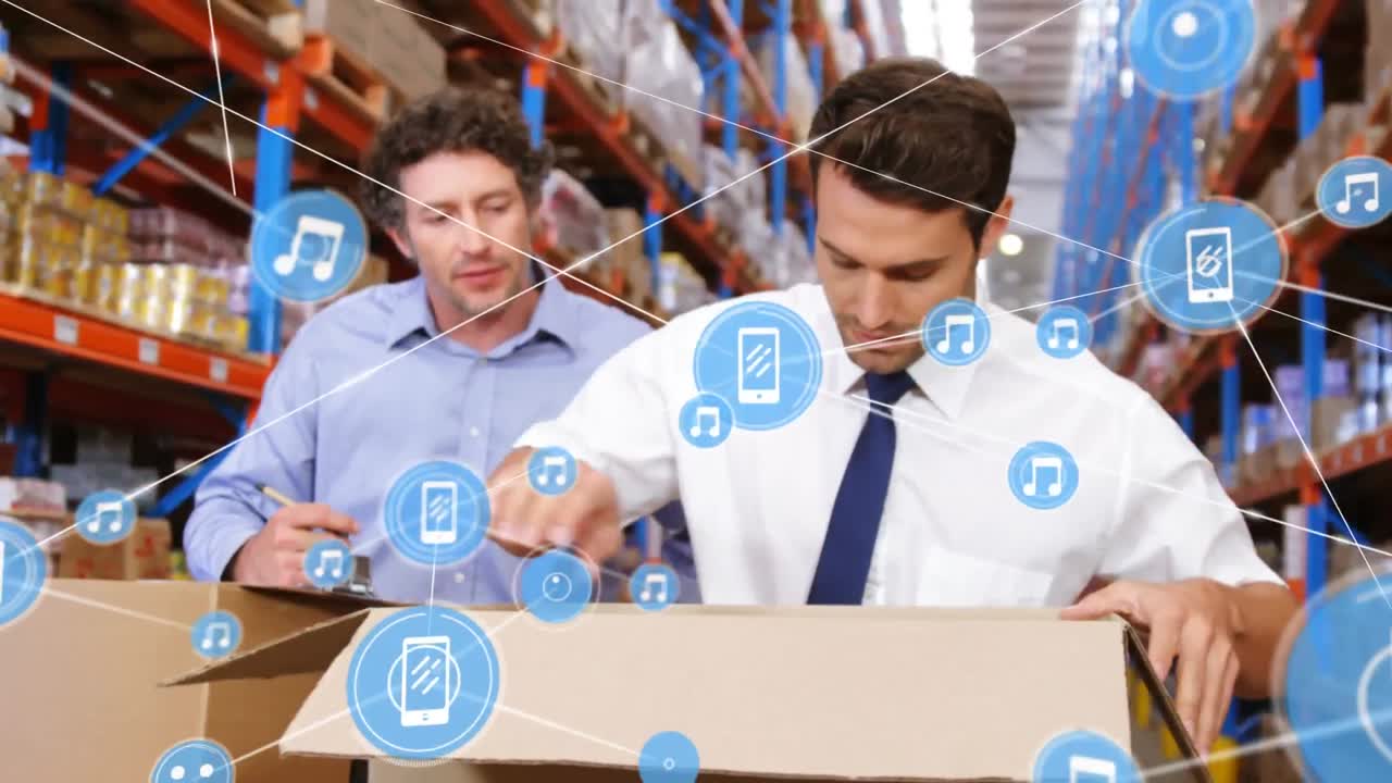 animación de redes de conexiones con iconos sobre personas que trabajan en el almacén