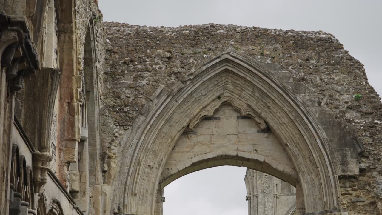 Rovine dell'Abbazia di Glastonbury, dettaglio di un muro con arco gotico, 4k al rallentatore