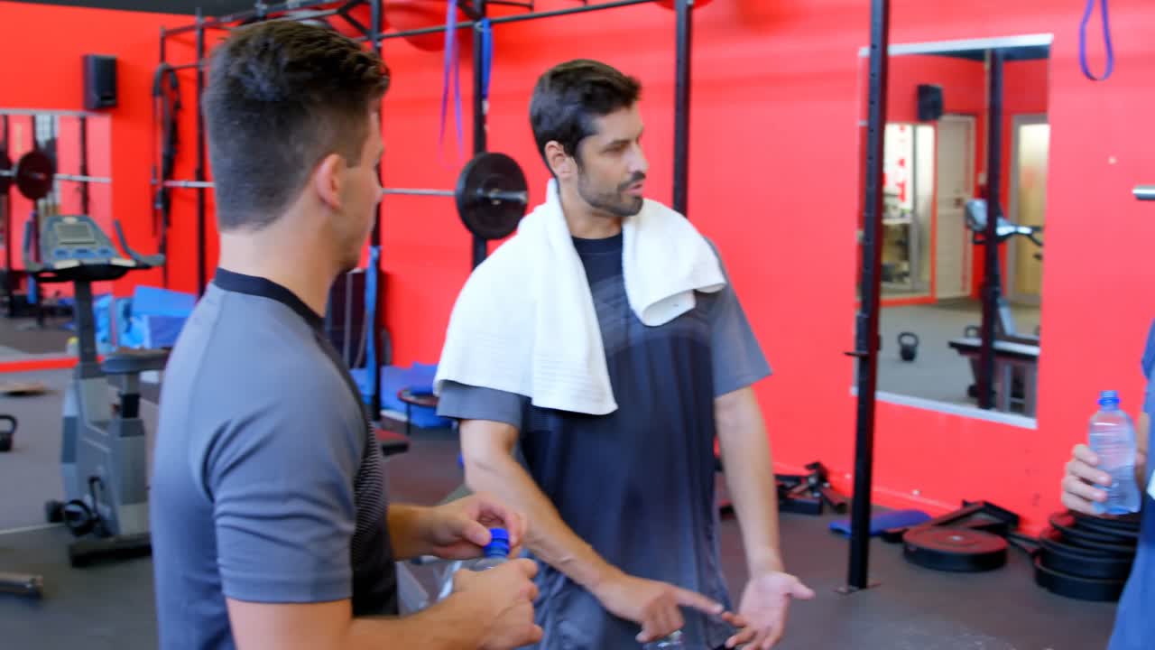 atletas hablando entre sí después de un entrenamiento de 4k