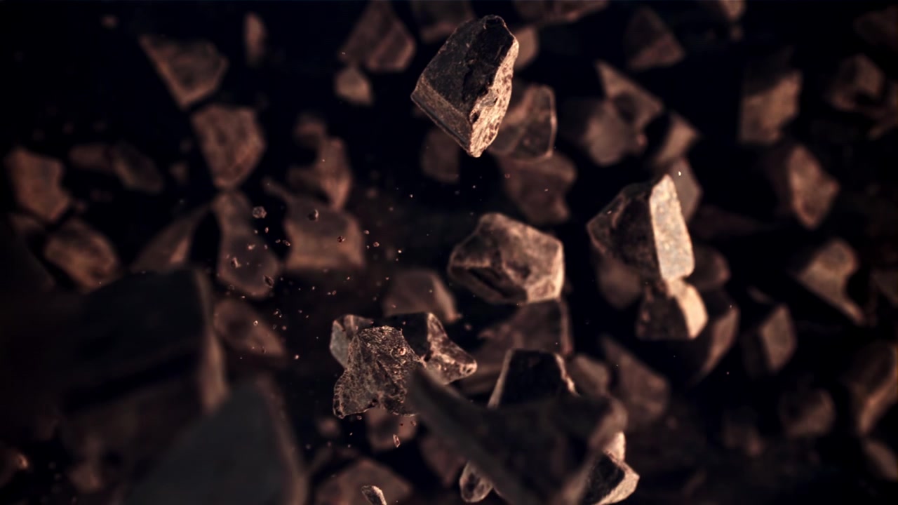 Trozos de chocolate negro cayendo a cámara lenta