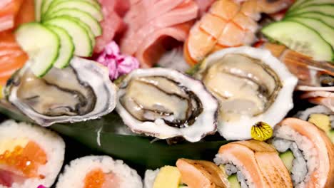 primer plano de varios platos de sushi y sashimi