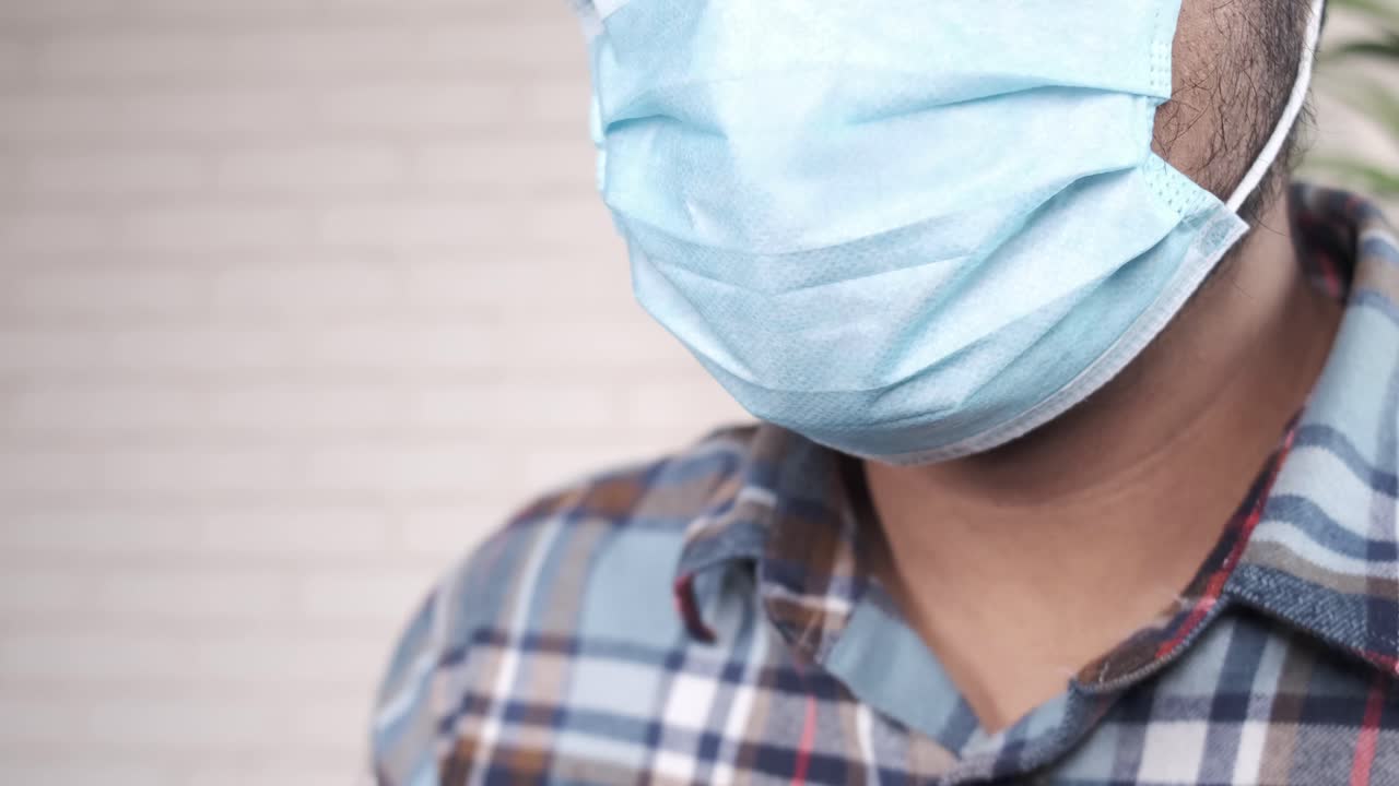 얼굴 마스크를 착용한 사람