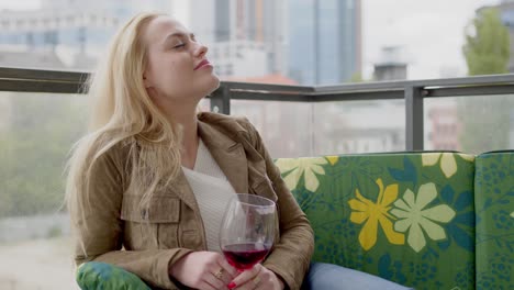 mujer disfrutando del vino en la terraza