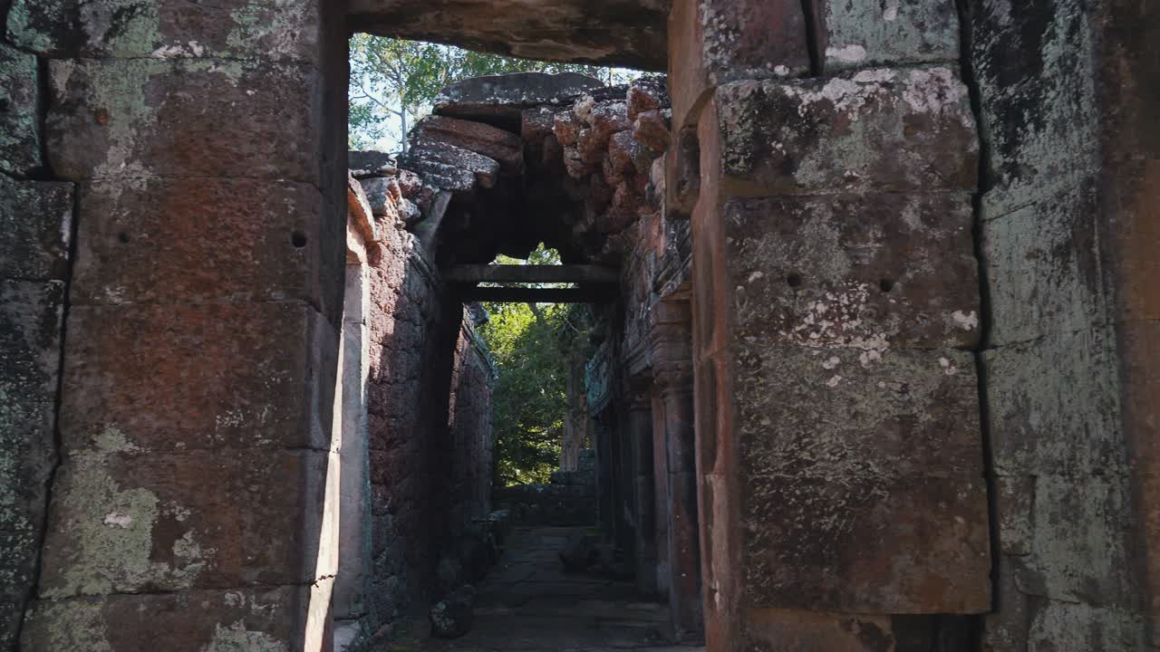 recorre los antiguos pasajes del templo en angkor wat
