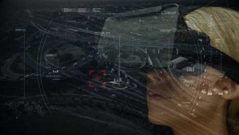escaneo de alcance contra la mujer usando auriculares de realidad virtual y vista aérea de la ciudad