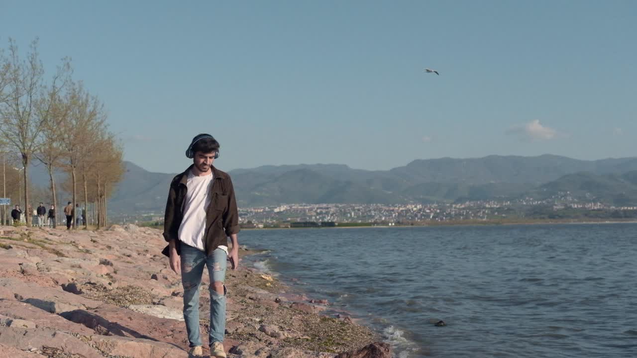 해변을 따라  ⁇ 고 있습니다.