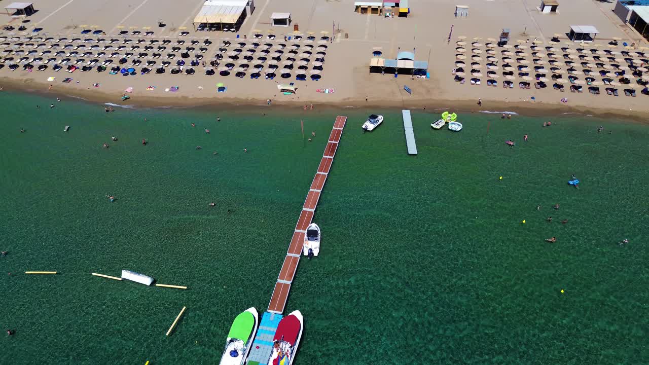 그리스의 로데스 섬 팔리라키의  ⁇ 비카 해변은 여름 휴가 중 지중해와 함께 드론으로 위에서 촬영되었습니다.