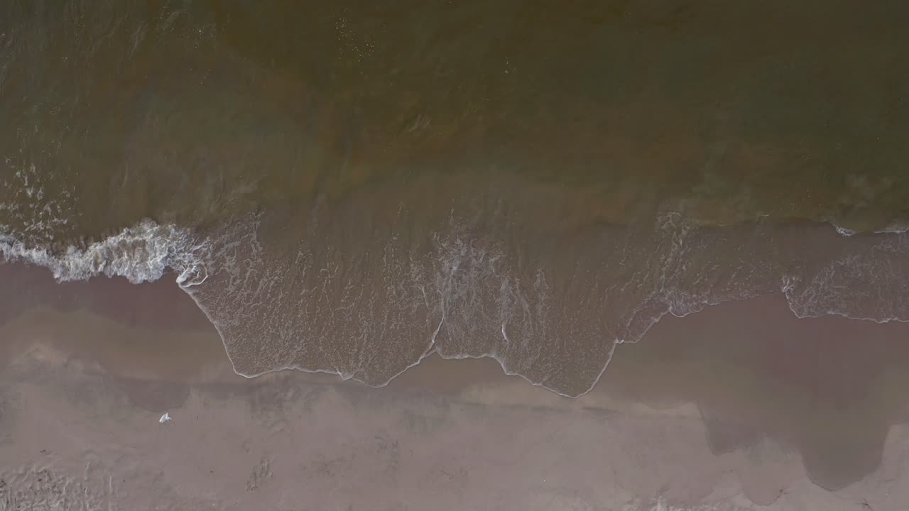 여름에는 발트해 해안선에 파도가 친다