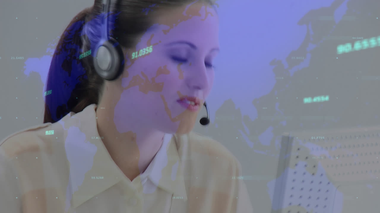 animación de estadísticas y procesamiento de datos sobre una mujer de negocios con auriculares de teléfono