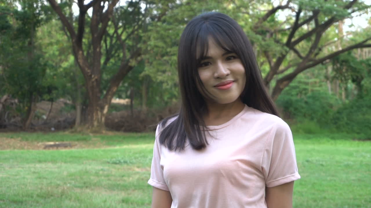 행복한 아시아 여성의 느린 동작 초상화