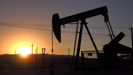 Una-Torre-De-Perforación-De-Petróleo-Bombea-Contra-La-Atardecer