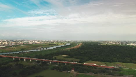 Fahrzeuge-Fahren-An-Der-Straßenbrücke-In-Der-Nähe-Des-Arakawa-Flusses-In-Saitama,-Japan