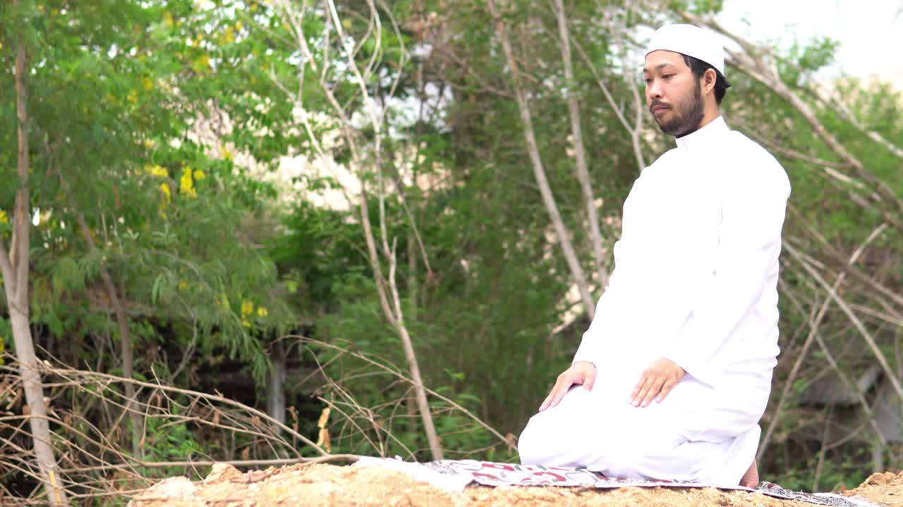 joven musulmán asiático