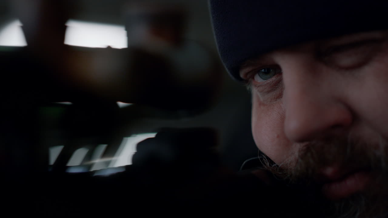 狙撃手がライフルをスコープを通して見ている