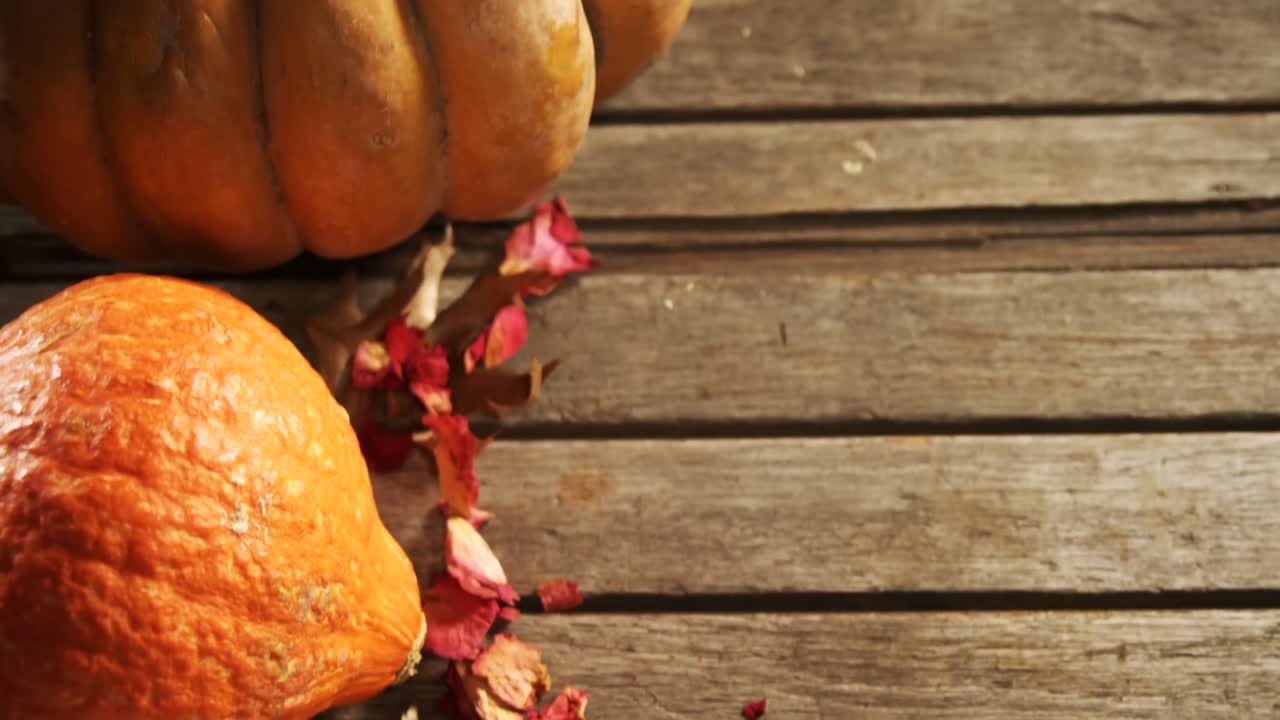 나무 테이블 4k에 메이플 잎과 함께 할로윈 호박