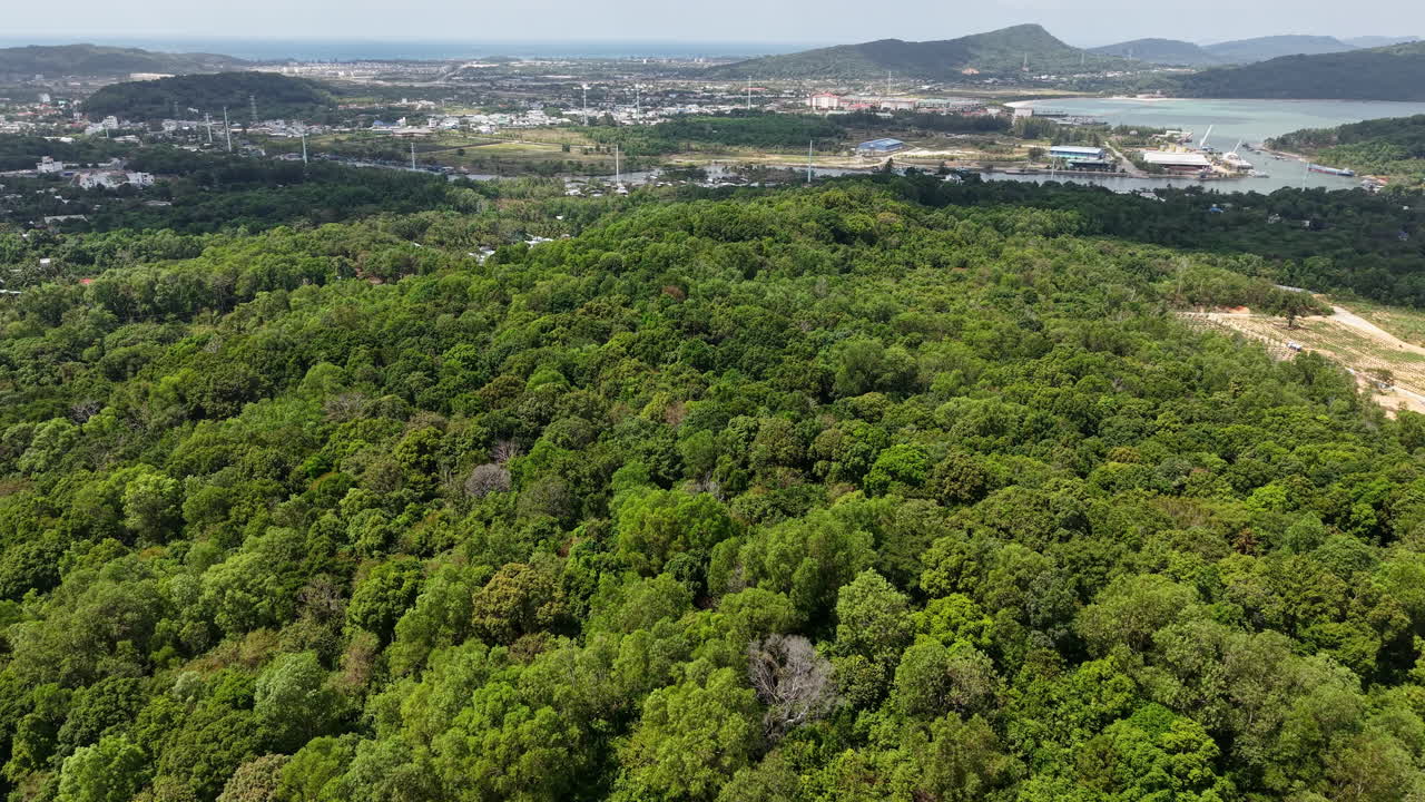 Isola di Phu Quoc, Vietnam. Ripresa drone di foresta pluviale verde su colline e paesaggio