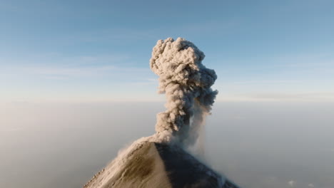 Aérea:-Erupción-Del-Volcán-Activo-De-Fuego-En-Guatemala-Durante-El-Amanecer