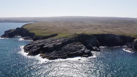 Toma-Dinámica-De-Drones-De-Un-Faro-Rodeado-De-Acantilados-Y-Aves-Marinas-Que-Anidan