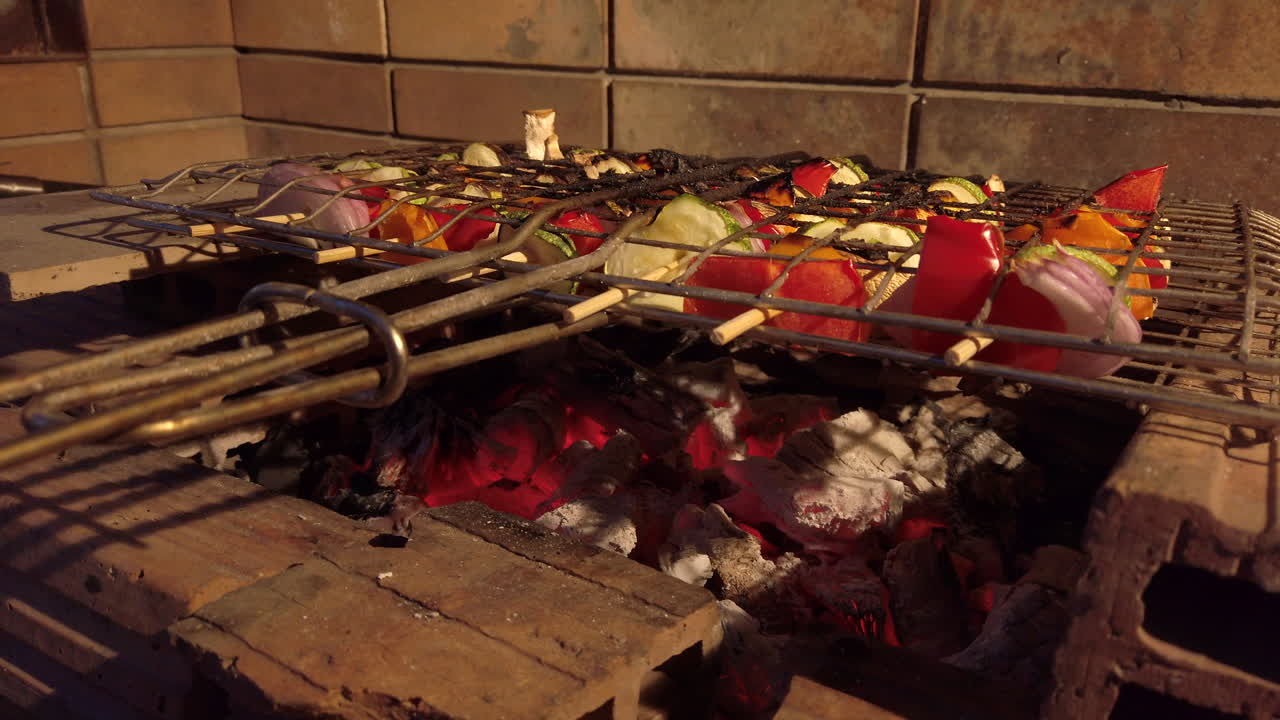 밤에 오른쪽에서 뜨거운 숯불 바비큐에 숯불에 구운 야채 케밥의 핸드헬드 샷