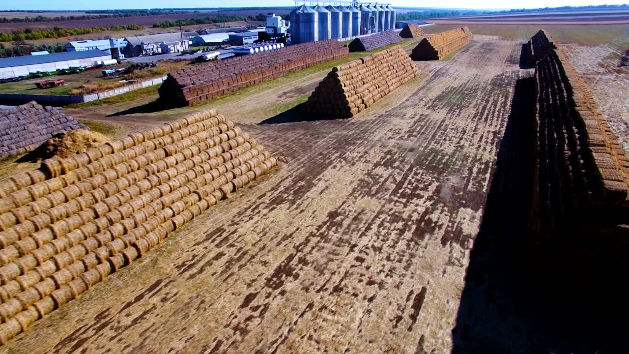 vista aérea de grandes pilas de balas de heno