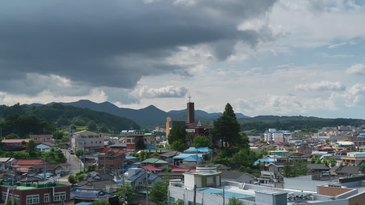 Nubes densas flotando sobre el cielo del condado de Geumsan en la provincia de Chungcheong del Sur, Corea del Sur.