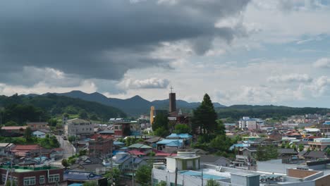 pesadas nubes flotando sobre el cielo del condado de geumsan en la provincia de chungcheong del sur, corea del sur