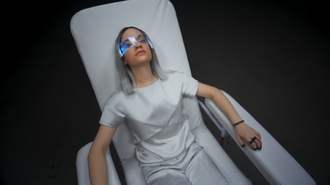 mujer involucrada comenzando auriculares vr habitación oscura. guantes táctiles chica disfrutando del juego