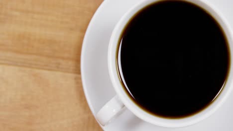 primer plano de una taza de café con un platillo