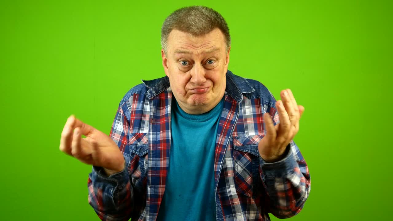 confundido desconcertado, desconcertado anciano caucásico en camisa a cuadros encogiéndose de hombros expresión incierta y rascándose la cabeza.