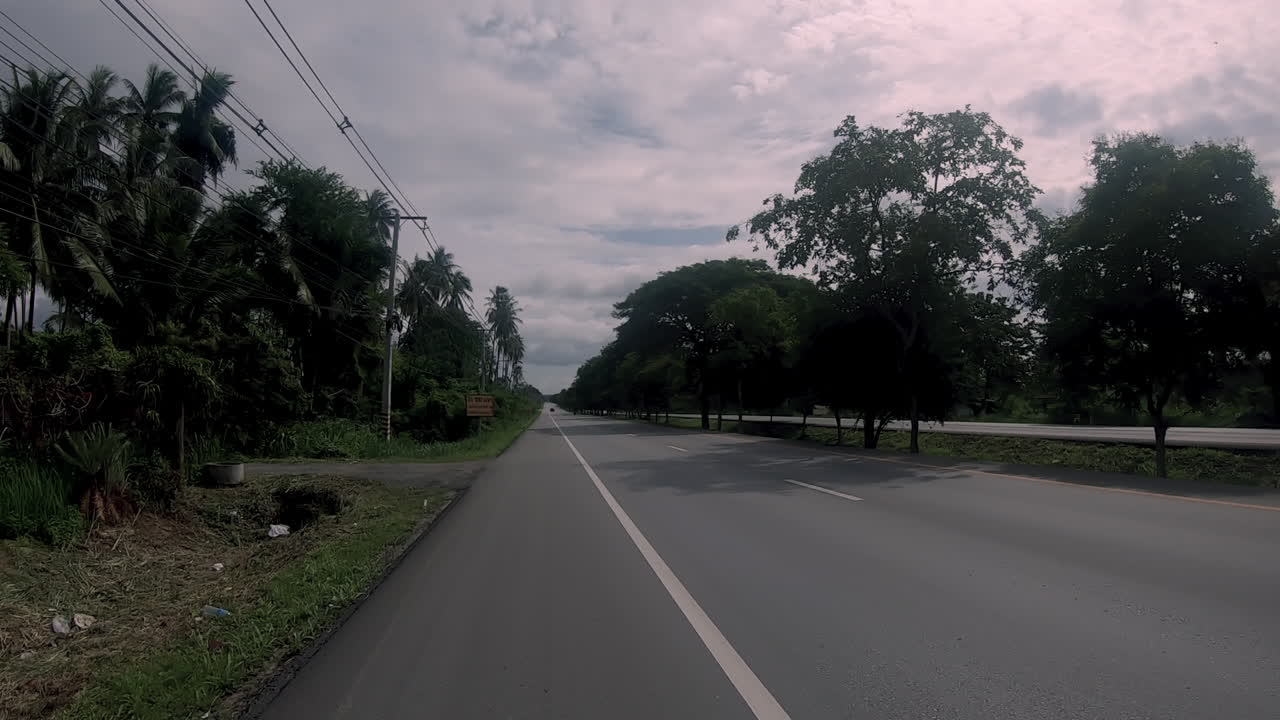 태국을 타고 둘러보고 있습니다.