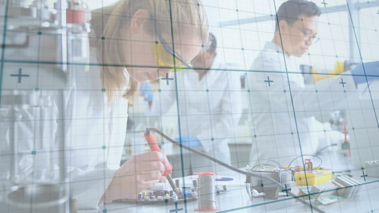 다양한 여성과 남성 실험실 직원들과  ⁇ 플을 가진 디지털 화면의 애니메이션