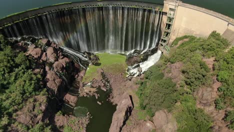 Imágenes-Aéreas-De-Drones-Del-Desbordamiento-De-La-Pared-De-La-Presa-Corriendo-Como-Una-Cascada