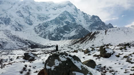 excursionista de pie sobre una roca disfrutando de la vista de la montaña en el camino a nanga parbat