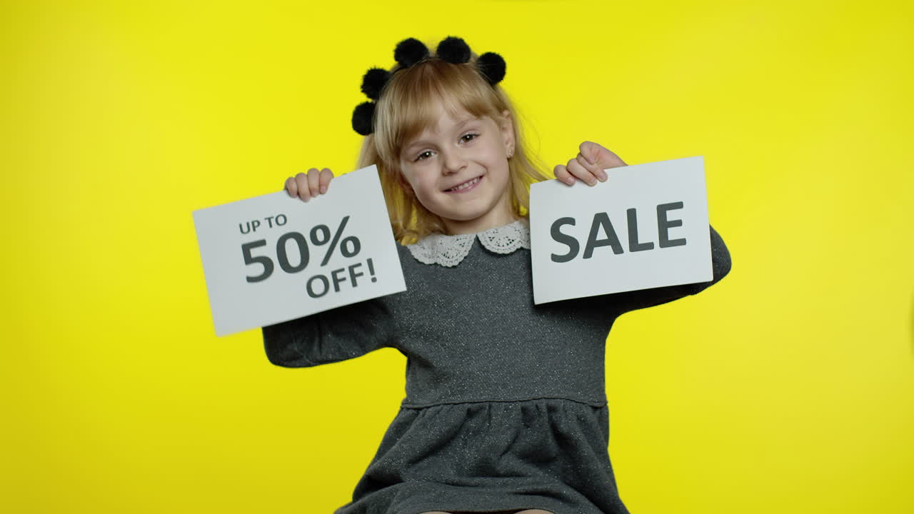 소녀가 판매를 보여주고 최대 30% 할인 광고 글자 블랙 프라이데이 컨셉