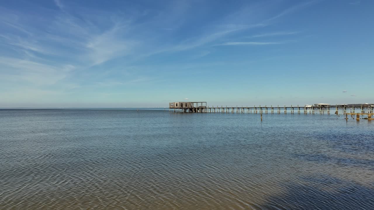 vista de avión no tripulado de la vieja casa de botes en la bahía de mobile, alabama