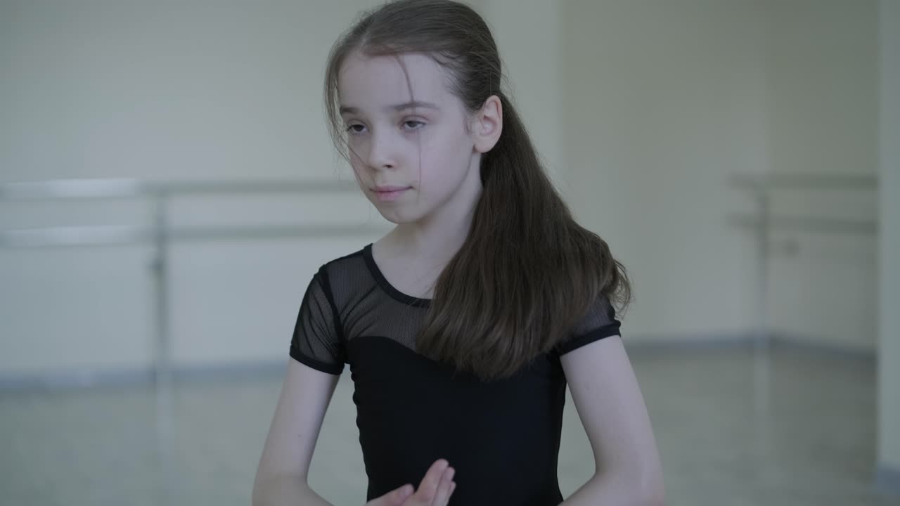 joven bailarina practicando movimientos de baile en el estudio
