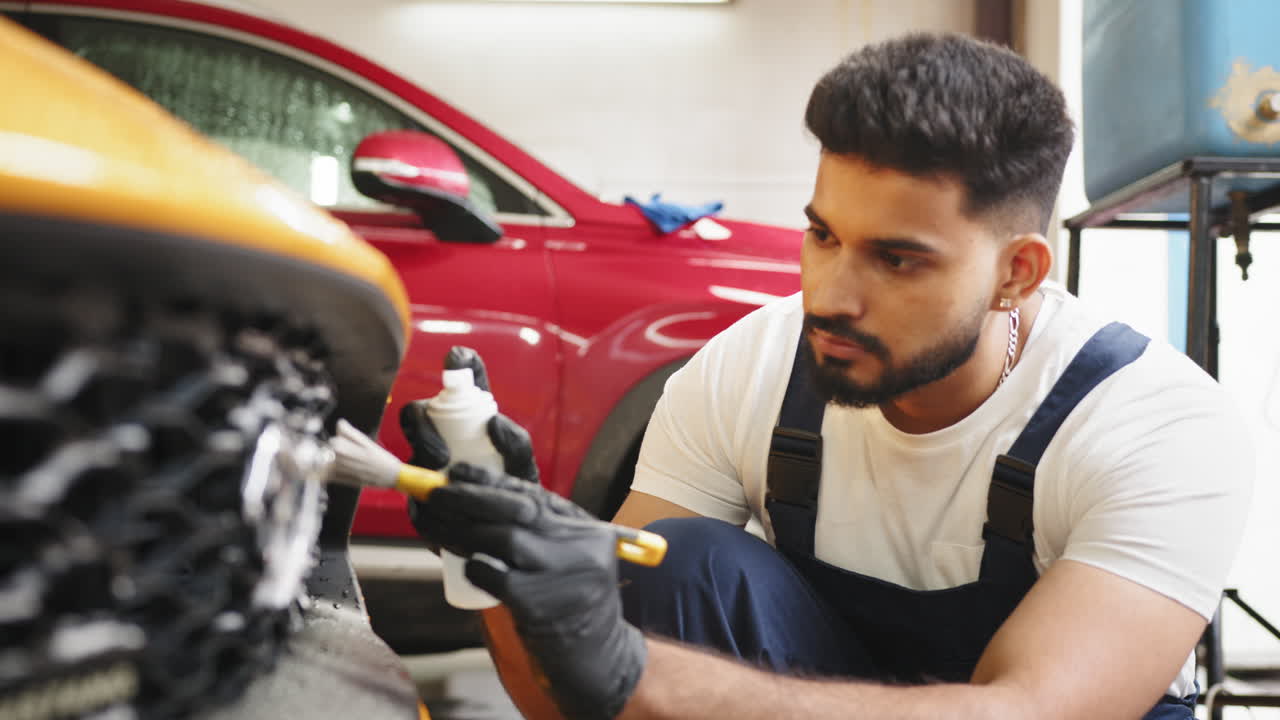 hombre detallando un coche en un garaje