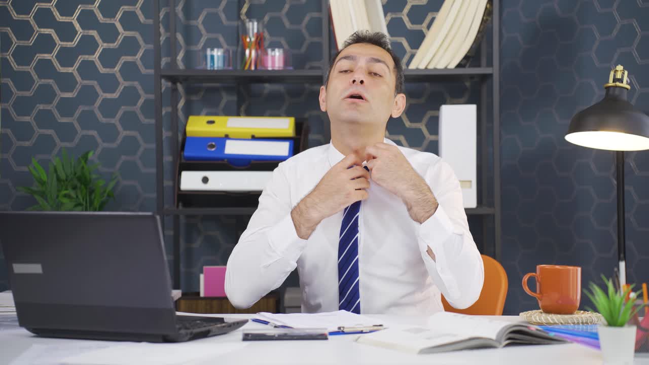 뜨겁고 습한 날씨에 지쳐있는 사업가입니다.